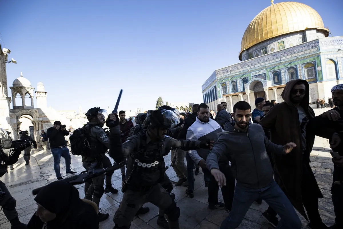 Forças israelenses invadem o pátio da Mesquita Al-Aqsa em Jerusalém, em 15 de abril de 2022 [Mostafa Alkharouf/Agência Anadolu]

