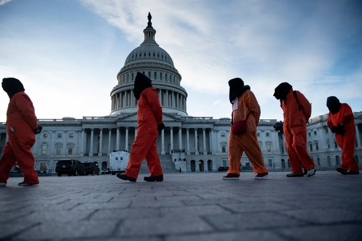Protesto contra a prisão de Guantánamo em frente ao Capitólio, em Washington DC, capital dos Estados Unidos, em 9 de janeiro de 2020 [Brendan Smialowski/AFP via Getty Images]
