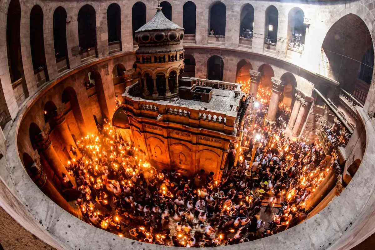 Cristãos ortodoxos fazem vigília na Igreja do Santo Sepulcro, em 1° de maio de 2021 [Emmanuel Dunand/AFP via Getty Images]
