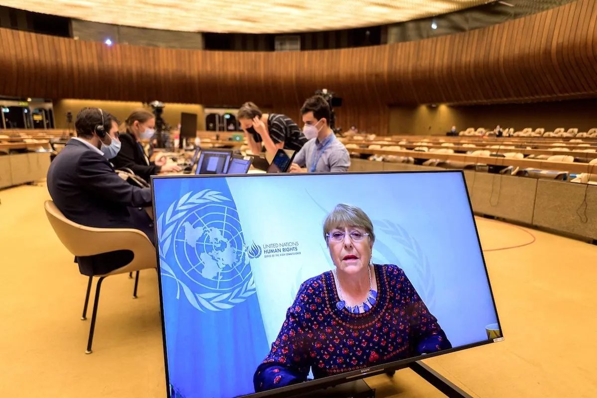 A Alta Comissária das Nações Unidas para os Direitos Humanos, Michelle Bachelet, é vista em uma tela fazendo seu discurso remotamente na abertura de uma reunião de emergência do Conselho de Direitos Humanos da ONU em território palestino ocupado, incluindo Jerusalém Oriental, em Genebra, em 27 de maio de 2021. [Fabrice Coffrice/AFP via Getty Images]