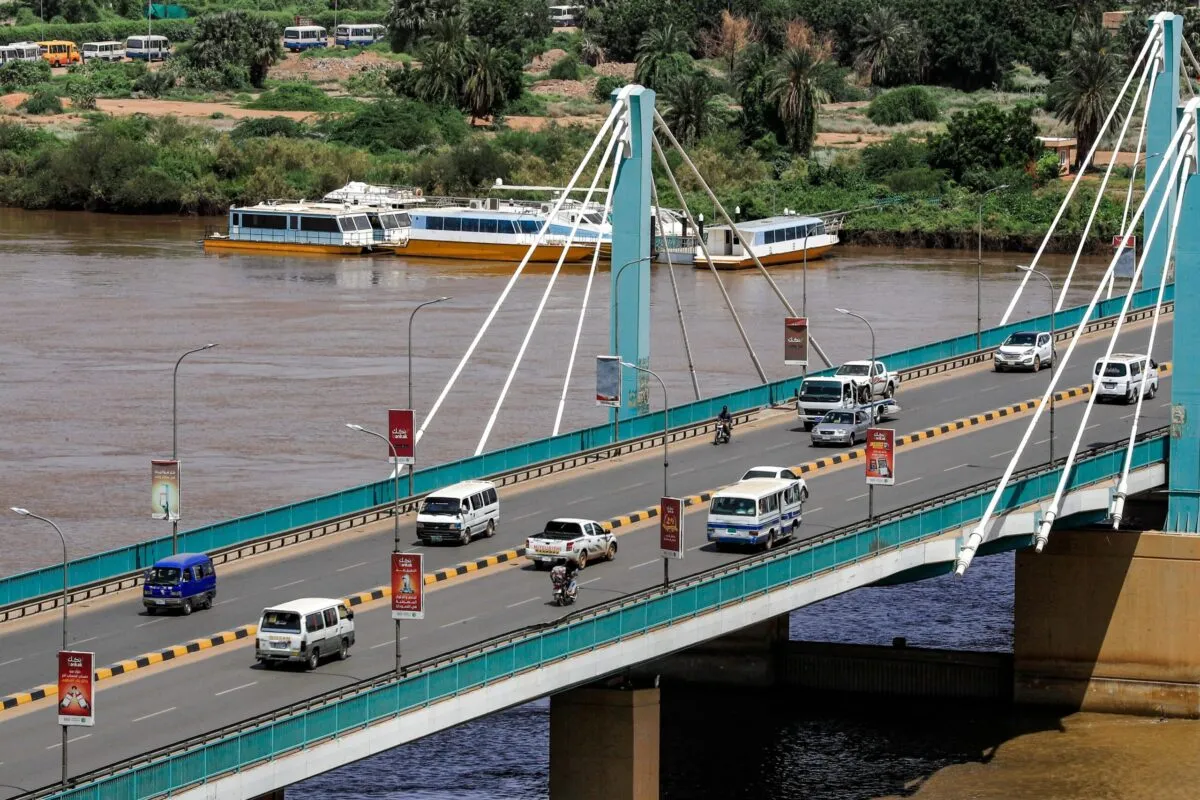 Ponte Mek Nimr sobre o rio Nilo Azul, ligando o centro da capital do Sudão, Cartum, à cidade adjacente de Cartum Norte [Ashraf Shazly/AFP via Getty Images]