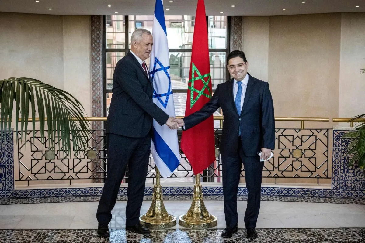Ministro de Relações Exteriores do Marrocos Nasser Bourita cumprimenta o Ministro da Defesa de Israel Benny Gantz em Rabat, 24 de novembro de 2021 [Fadel Senna/AFP via Getty Images]
