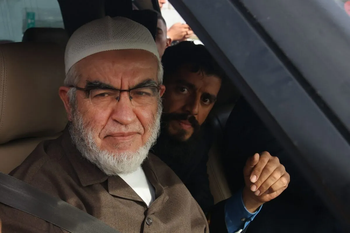 Sheikh Raed Salah (esq.), líder do Movimento Islâmico em Israel, em 13 de dezembro de 2021 [Ahmad Gharabli/AFP via Getty Images]
