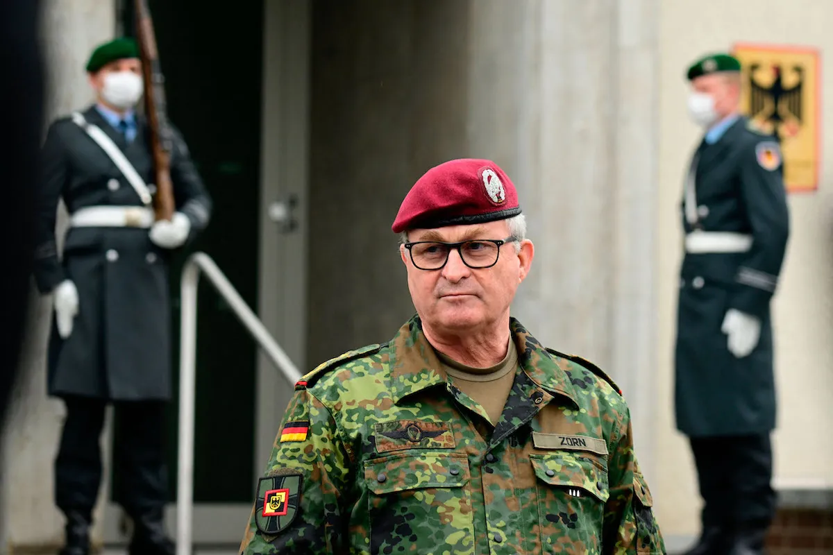 Eberhard Zorn, inspector-geral das Forças Armadas da Alemanha, espera pela visita do chefe de governo ao Comando de Operações do Exército (Bundeswehr) em Schwielowsee, no leste do país, em 4 de março de 2022 [Tobias Schwarz/AFP via Getty Images]

