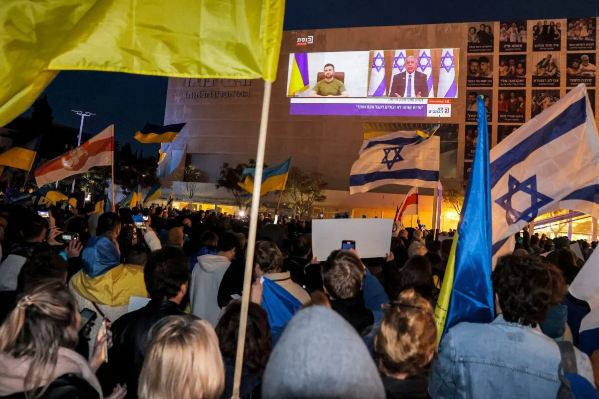 Ato na Praça Habima, na cidade de Tel Aviv, durante discurso televisionado do presidente ucraniano Volodymyr Zelensky ao Parlamento de Israel (Knesset), em 20 de março de 2022 [Jack Guez/AFP via Getty Images]
