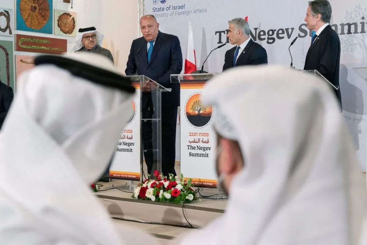 O ministro das Relações Exteriores do Bahrein Abdullatif bin Rashid al-Zayani (esq.), o ministro das Relações Exteriores de Israel Yair Lapid (2º dir.) eo secretário de Estado dos EUA Antony Blinken (dir.) ouvem o ministro das Relações Exteriores do Egito, Sameh Shoukry (2º esq.) falar durante a Cúpula do Negev no kibutz israelense de Sde Boker em 28 de março de 2022 [Jacqyelyn Martin/Pool//AFP via Getty Images]
