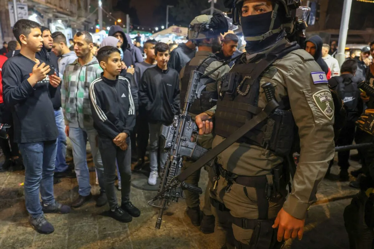 Forças de segurança israelenses montam guarda durante confrontos em frente ao portão de Damasco, que leva à cidade velha de Jerusalém, em 6 de abril de 2022 [Ahmad Gharabli/AFP via Getty Images]
