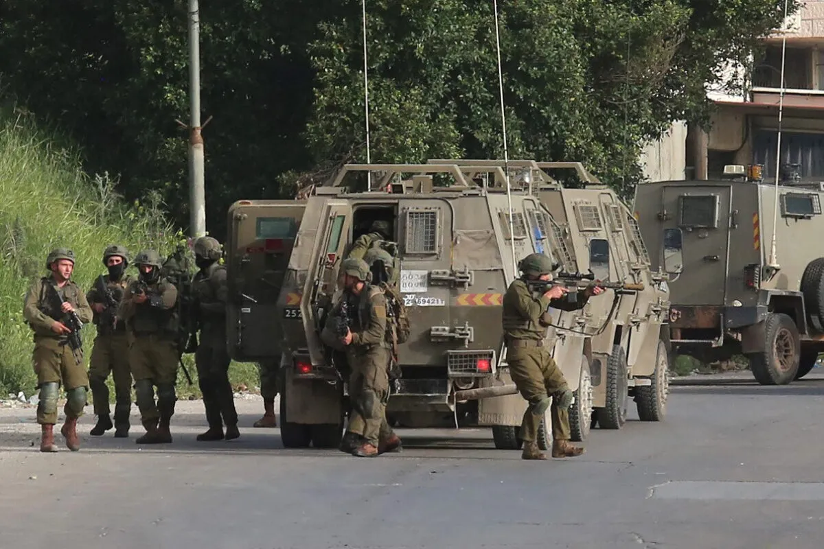 Oficiais de segurança israelenses são mobilizados durante uma operação contra palestinos na cidade de Nablus, na Cisjordânia ocupada, em 11 de abril de 2022 [AFP via Getty Images]