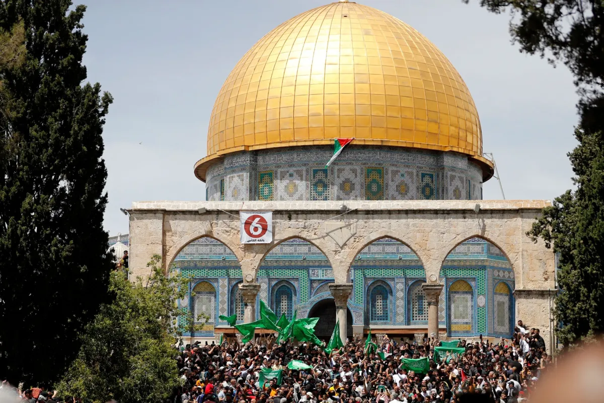  Palestinos agitam bandeiras nacionais e islâmicas dentro da Al de Jerusalém -Complexo da Mesquita de Aqsa após as orações da terceira sexta-feira do mês sagrado muçulmano do Ramadã, em 22 de abril de 2022 [Ahmad /Gharabli/AFP via Getty Images]
