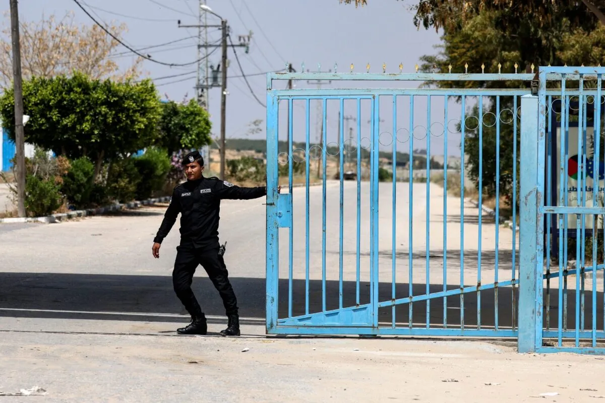 Um policial monta guarda no lado da Autoridade Palestina da Passagem de Erez em Beit Hanoun, no norte da Faixa de Gaza, em 23 de abril de 2022 [Mahmud Hams/AFP via Getty Images]
