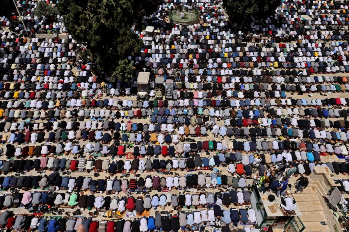 Palestinos participam das orações na última sexta-feira do Ramadã na Mesquita de Al-Aqsa, em Jerusalém ocupada, 29 de abril de 2022 [Ahmad Gharabli/AFP via Getty Images]
