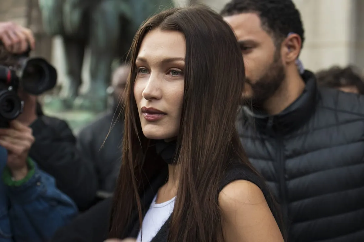Modelo Bella Hadid na cidade de Paris, França, 29 de fevereiro de 2020 [Kirstin Sinclair/Getty Images]
