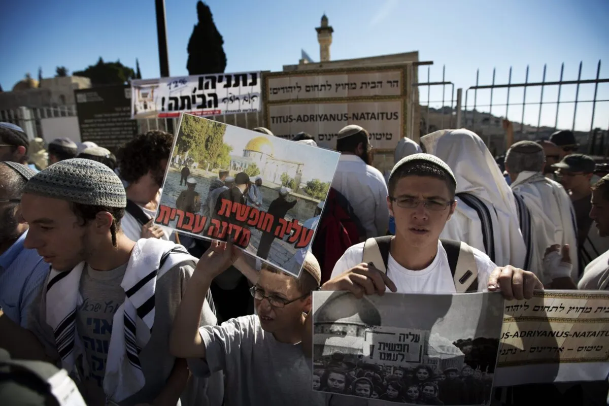 Grupo de judeus ortodoxos extremistas reúnem-se perto do Portão de al-Mughrabi, área de acesso à Mesquita de Al-Aqsa, em Jerusalém ocupada [Menahem Kahana/AFP via Getty Images]