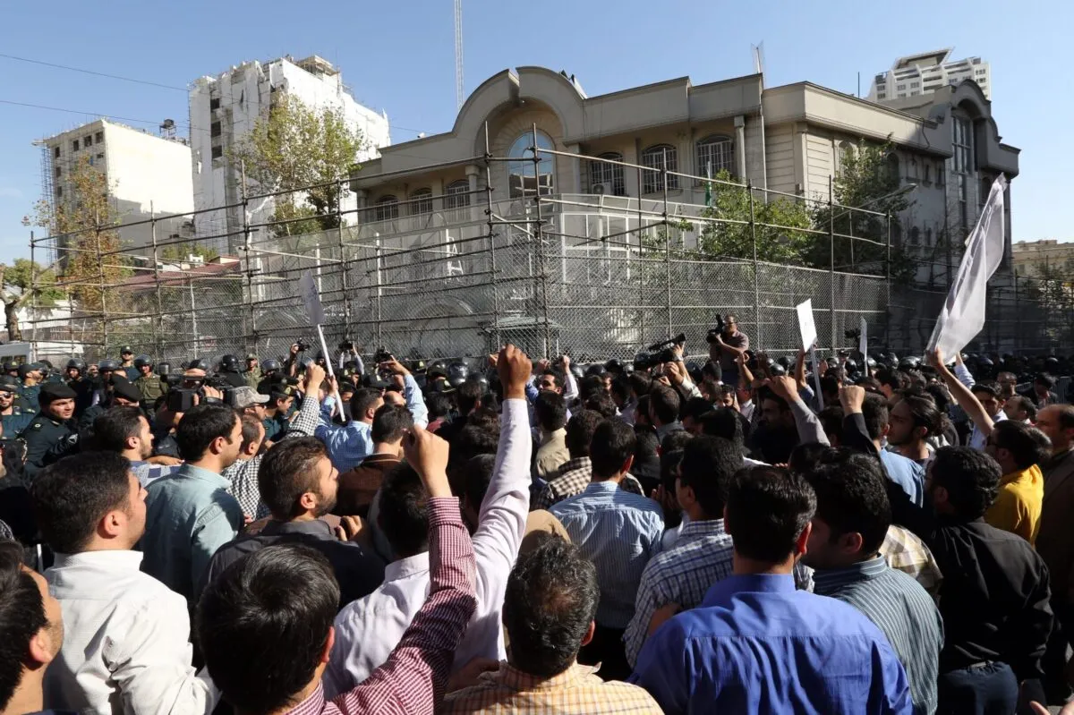 Protesto em frente à embaixada saudita em Teerã, em 27 de setembro de 2015 [Atta Kenare/AFP via Getty Images]