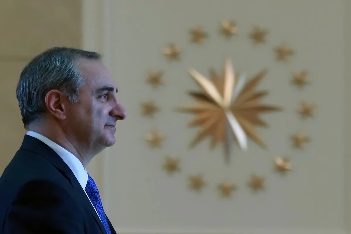 O diplomata israelense Eitan Naeh chega para apresentar sua carta de crédito ao presidente turco no complexo presidencial em Ancara, em 5 de dezembro de 2016 [Adem Altan/AFP via Getty Images]
