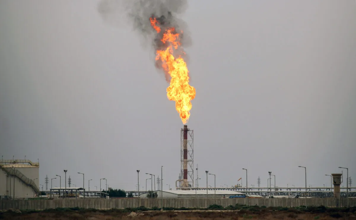 Chamas subindo da queima do excesso de petróleo no campo petrolífero West Qurna-2, a oeste de Basra, no sul do Iraque, em 17 de abril de 2017 [Haidar Mohammed/AFP via Getty Images]
