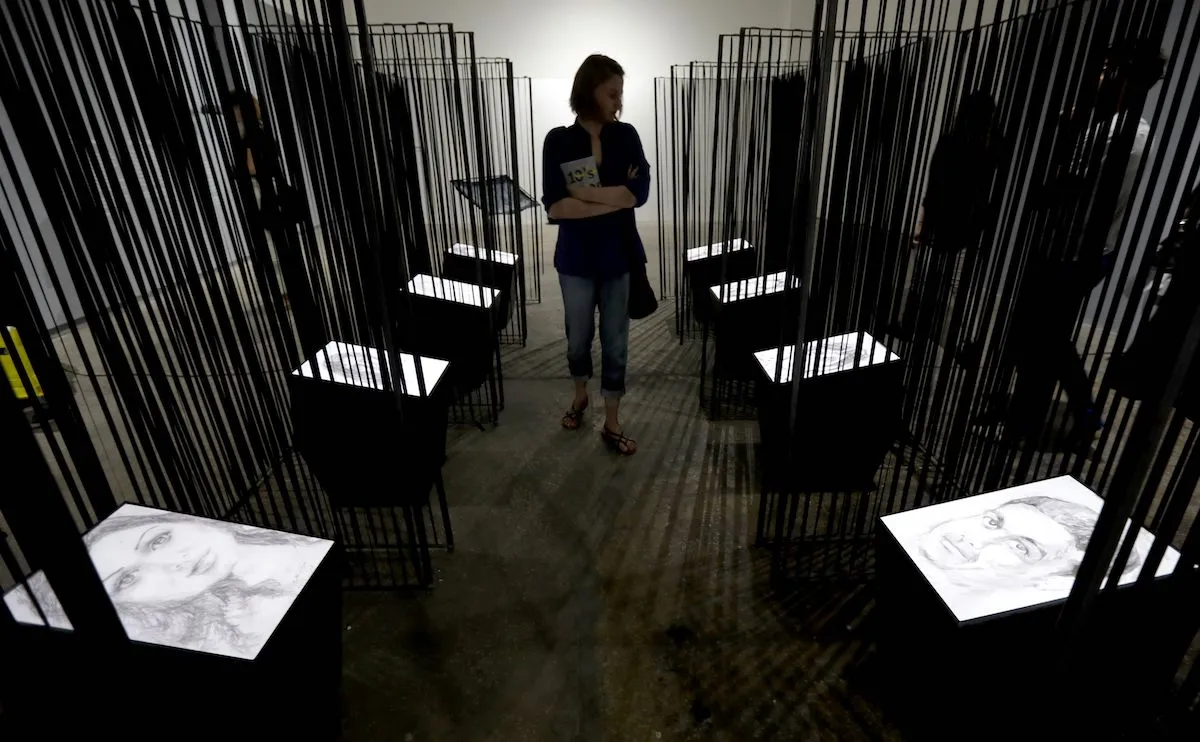 Retratos feitos pela artista síria Azza Abu Rebieh de amigos encarcerados na penitenciária de Adra, administrada pelo regime de Bashar al-Assad, e outros sequestrados em Douma, no Dia Internacional dos Desaparecidos, em Beirute, Líbano, 30 de agosto de 2017 [Anwar Amro/AFP via Getty Images]