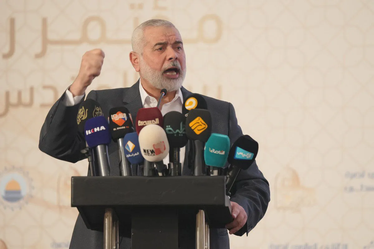 O chefe político do Hamas, Ismail Haniyeh, faz um discurso durante a 12ª conferência sobre Jerusalém intitulada "As Vanguardas de Jerusalém seguram sua espada", em Istambul, Turquia, em 2 de dezembro de 2021 [Ömer Ensar/Agência Anadolu]
