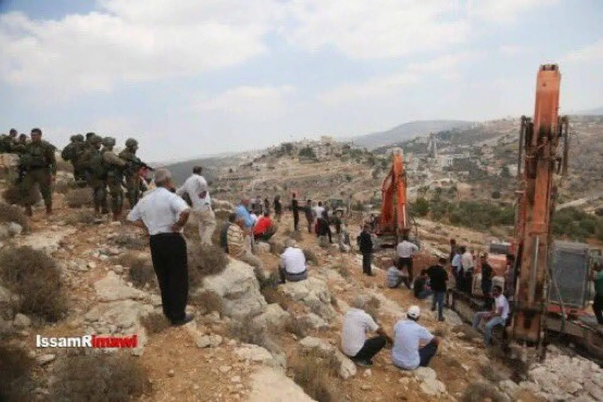 Colonos ilegais israelenses destroem terras palestinas na aldeia de Ras Karkar, na Cisjordânia ocupada [Issam al Rimawi]
