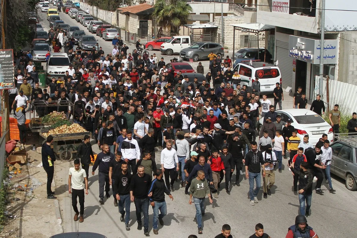 Palestinos carregam o corpo de Mohammad Zakarneh, 17, morto a tiros pelas forças israelenses, em 11 de abril de 2022 [Ahmed Ibrahim/ApaImages]
