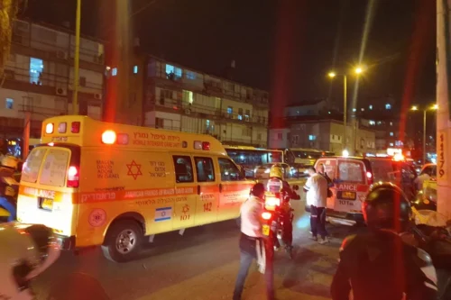 Uma ambulância no local de um tiroteio em Tel Aviv em 29 de março de 2022 [Magen David Adom/Agência Anadolu]