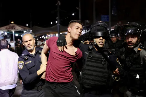 Forças israelenses prendem um palestino na região do Portão de Damasco, após as orações do Taraweeh em Jerusalém ocupada, 3 de abril de 2022 [Mostafa Alkharouf/Agência Anadolu]