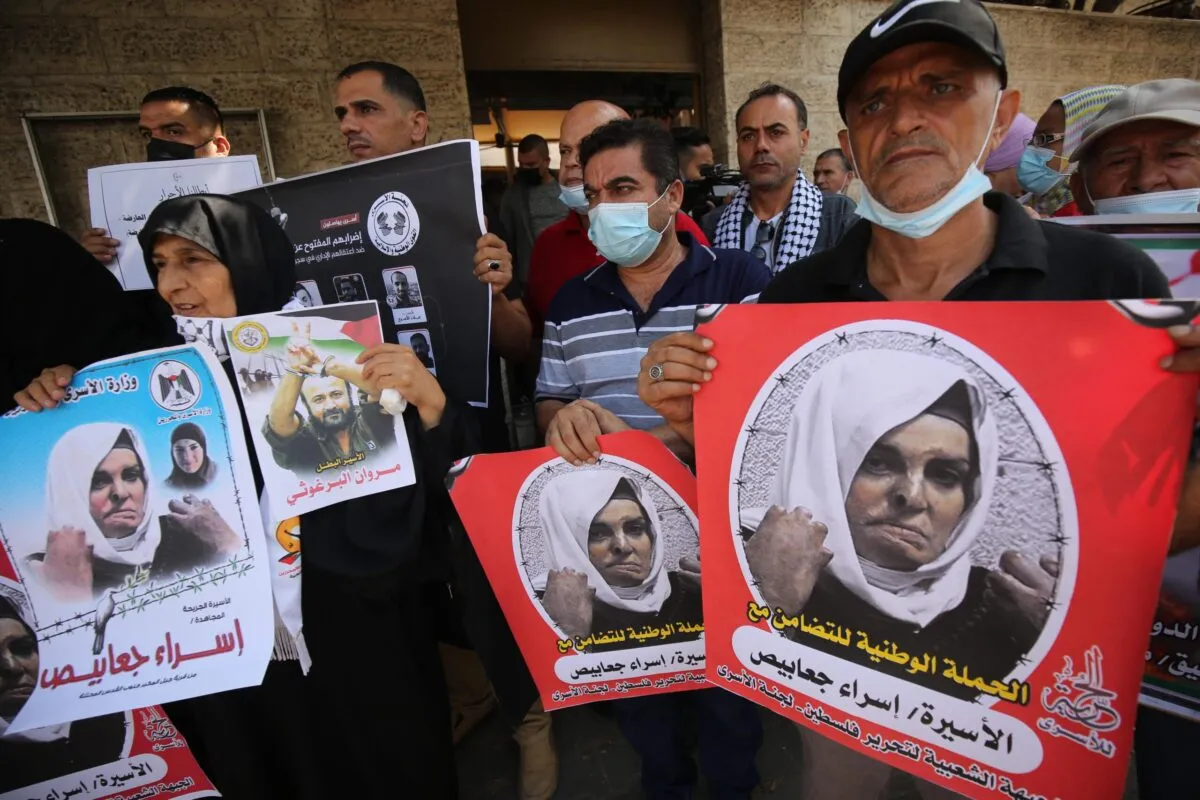 Protesto em Gaza pede cuidados médicos à prisioneira palestina Israa al-Jaabis [Mohammed Asad/Monitor do Oriente Médio]
