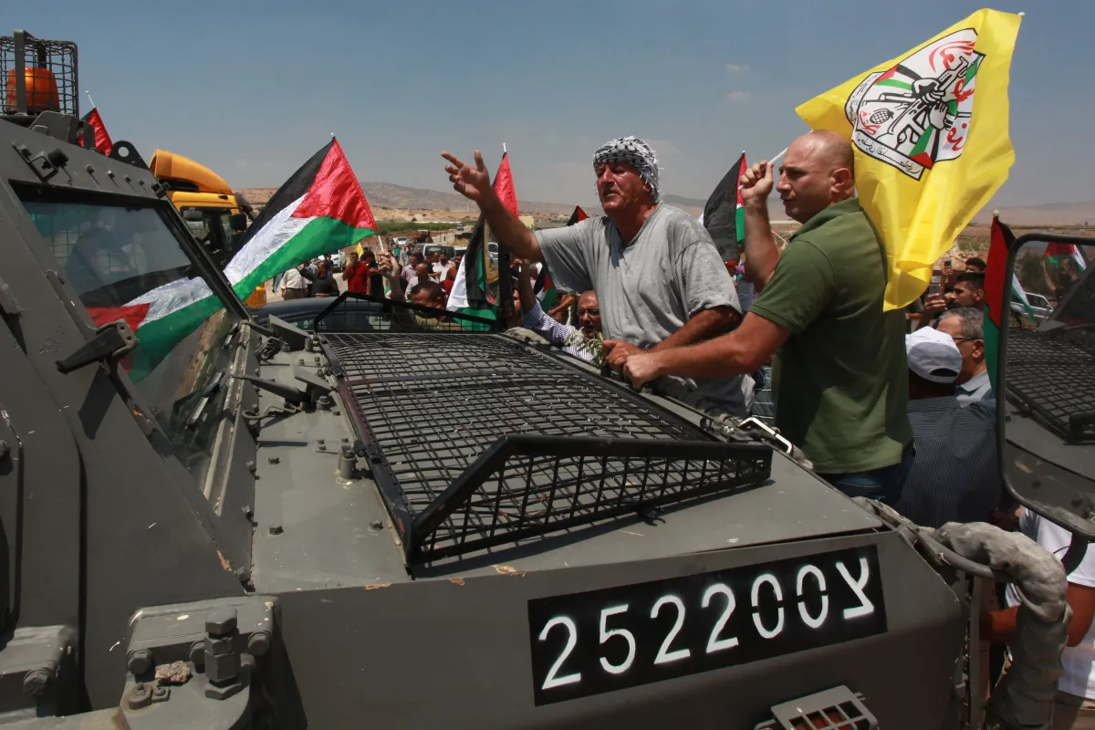 Palestinos protestam contra a expropriação de suas terras por colonos ilegais, na aldeia de Berdele, perto de Tubas, na Cisjordânia ocupada, em 6 de agosto de 2018 [Nedal Eshtayah/Agência Anadolu]
