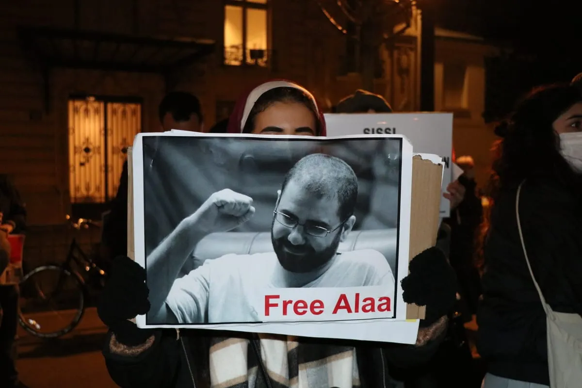 Protesto contra a visita do presidente egípcio Abdel Fattah el-Sisi à França, em frente à Assembleia Nacional em Paris, em 8 de dezembro de 2020 [Alaattin Dogru/Agência Anadolu]
