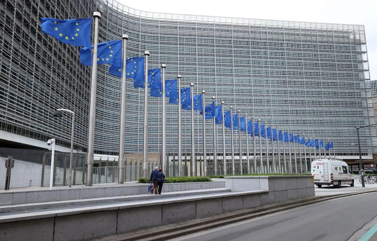 As bandeiras da União Europeia são vistas acenando fora do prédio da Comissão da UE em Bruxelas, Bélgica em 6 de julho de 2021 [Dursun Aydemir - Agência Anadolu]
