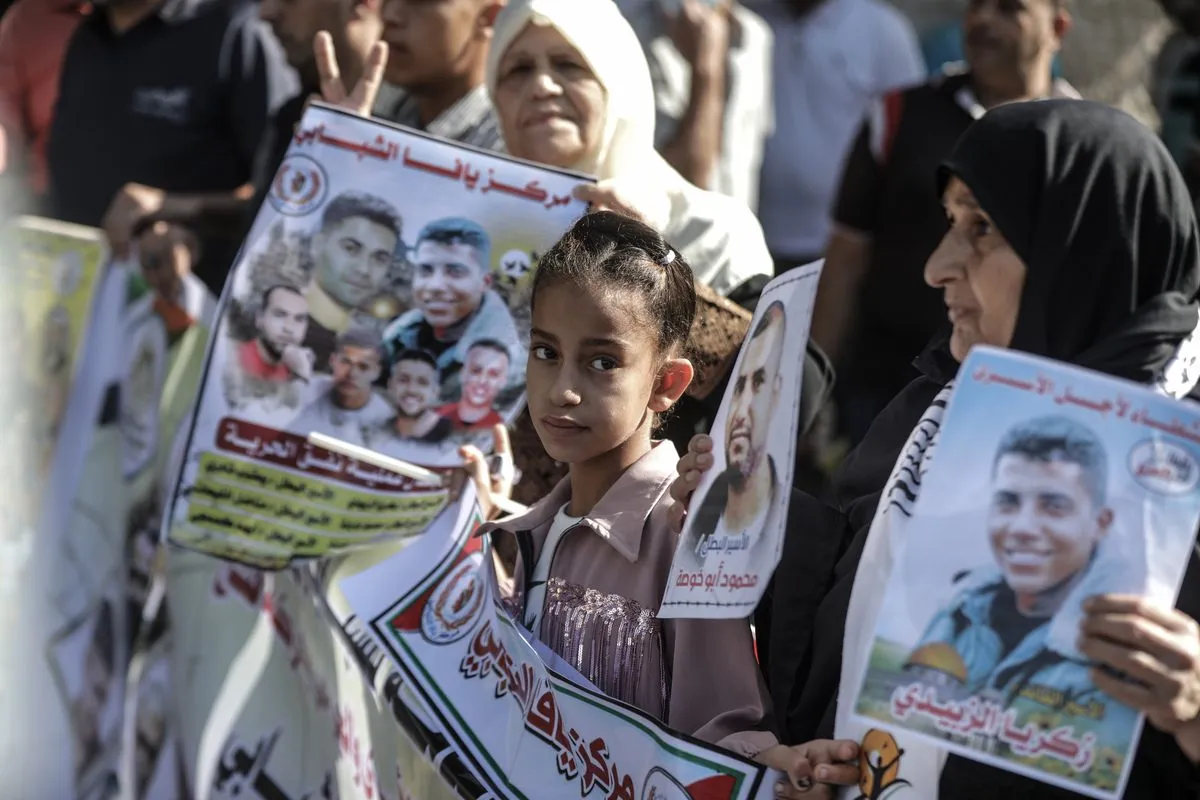 Pessoas se reúnem em frente ao prédio do Comitê Internacional da Cruz Vermelha para realizar uma manifestação em apoio aos prisioneiros palestinos em greve de fome nas prisões israelenses na Cidade de Gaza, Gaza, em 25 de outubro de 2021 [Ali Jadallah/Agência Anadolu]
