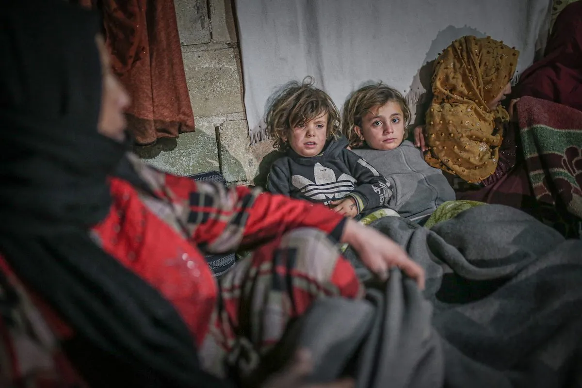 Família síria é vista em casa improvisada durante tempo frio em Idlib, Síria, em 24 de janeiro de 2022 [Muhammed Said/Agência Anadolu]
