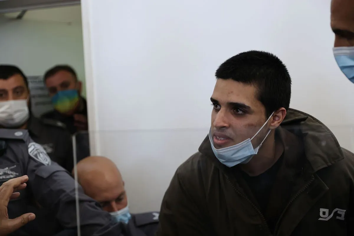 Prisioneiro palestino Ahmed Manasra durante audiência em Be'er Sheva, no território considerado Israel, em 13 de abril de 2022 [Mostafa Alkharouf/Agência Anadolu]
