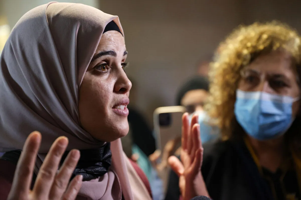 Maysoon, mão do prisioneiro palestino Ahmed al-Manasra, fala a jornalistas após audiência de seu filho na cidade israelense de Be’er Sheva, em 13 de abril de 2022 [Mostafa Alkharouf/Agência Anadolu]
