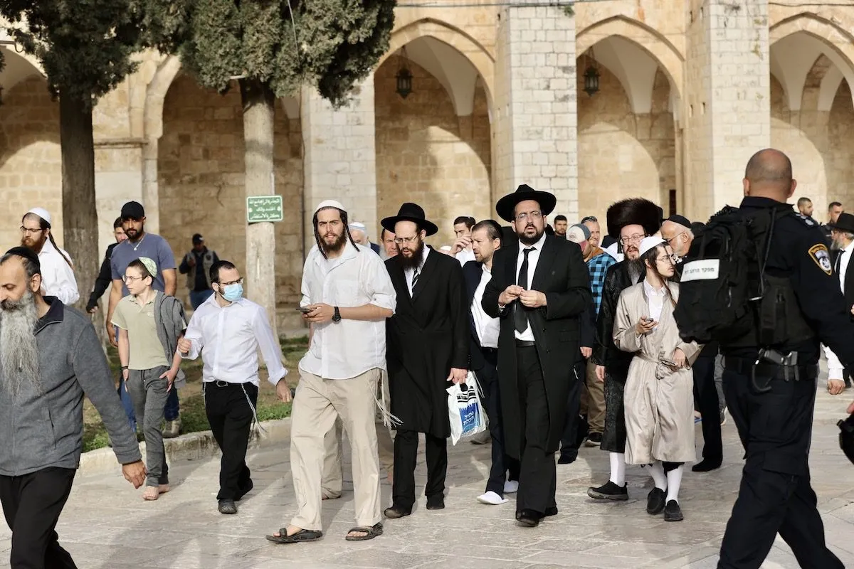 Colonos israelenses escoltados por forças israelenses invadem o Complexo da Mesquita de Al-Aqsa em Jerusalém, em 17 de abril de 2022 [Mostafa Alkharouf/Agência Anadolu]
