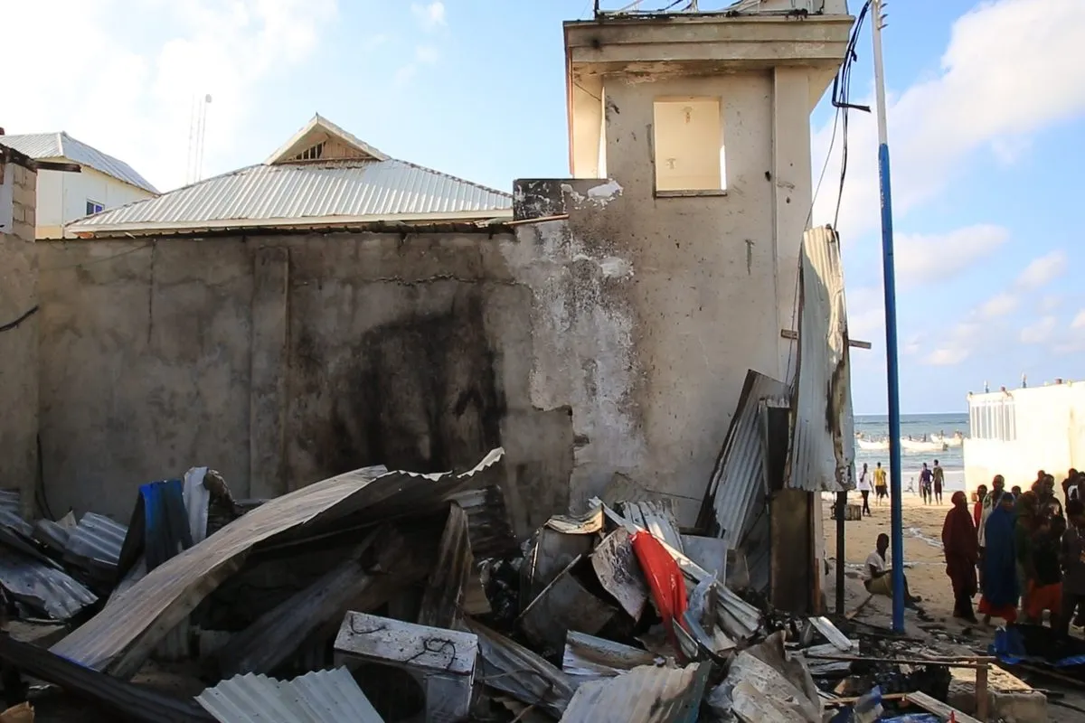 Destroços deixados por um ataque a bomba contra um restaurante em Mogadishu, capital da Somália, 23 de abril de 2022 [Abukar Mohamed Muhudin/Agência Anadolu]