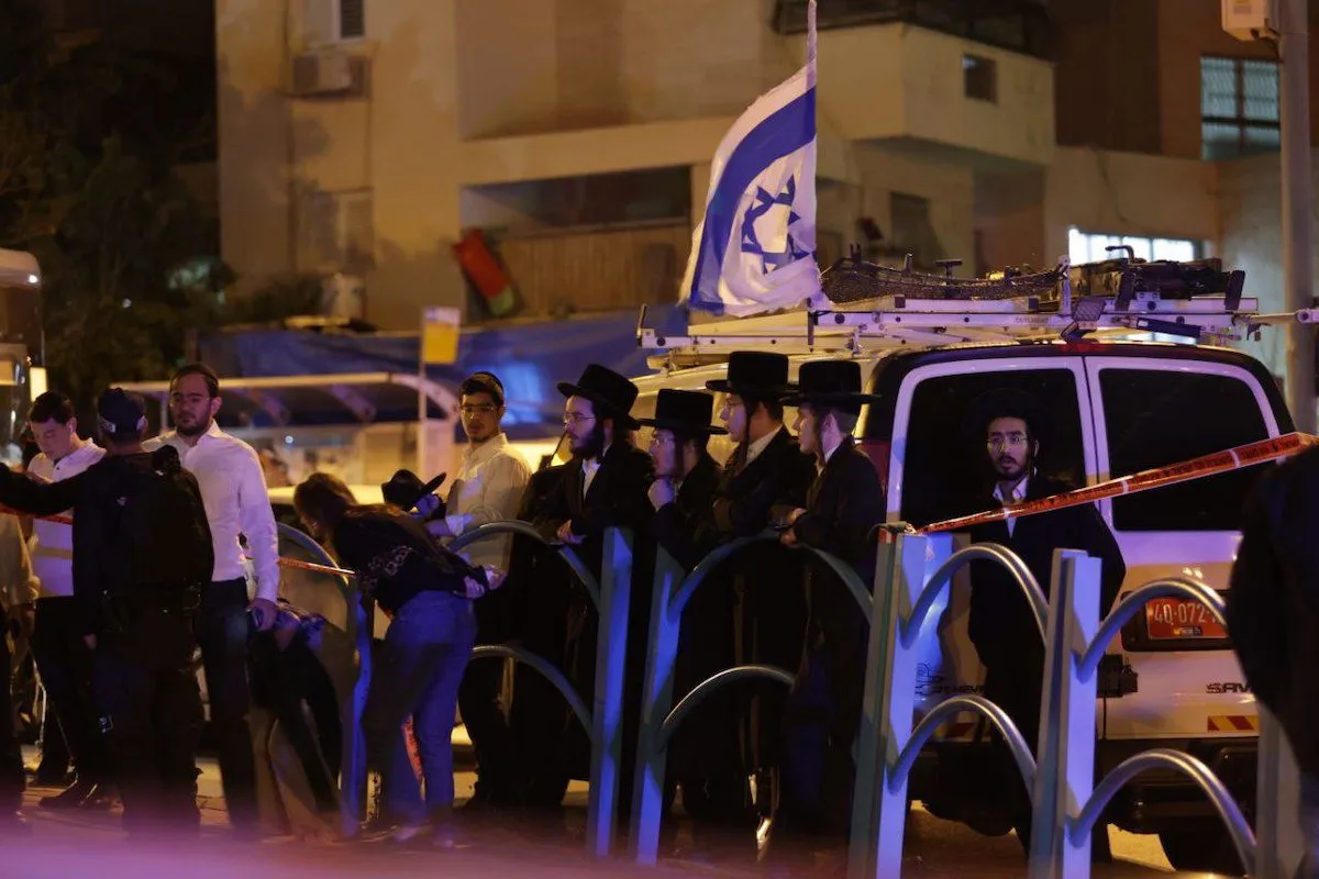 Polícia israelense faz investigação após o ataque El'ad, Israel, em 05 de maio de 2022. Pelo menos três pessoas morreram e quatro ficaram feridas, duas delas em estado grave [Nir Keidar/Agência Anadolu]
