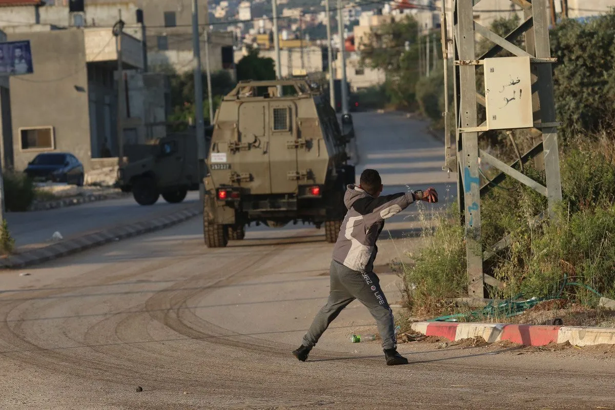 Palestinos queimam pneus para bloquear a estrada enquanto as forças de segurança israelenses entram na vila de Silat al-Harithiya, perto da cidade de Jenin, na Cisjordânia ocupada, em 7 de maio de 2022. [Nedal Eshtayah/Agência Anadolu]
