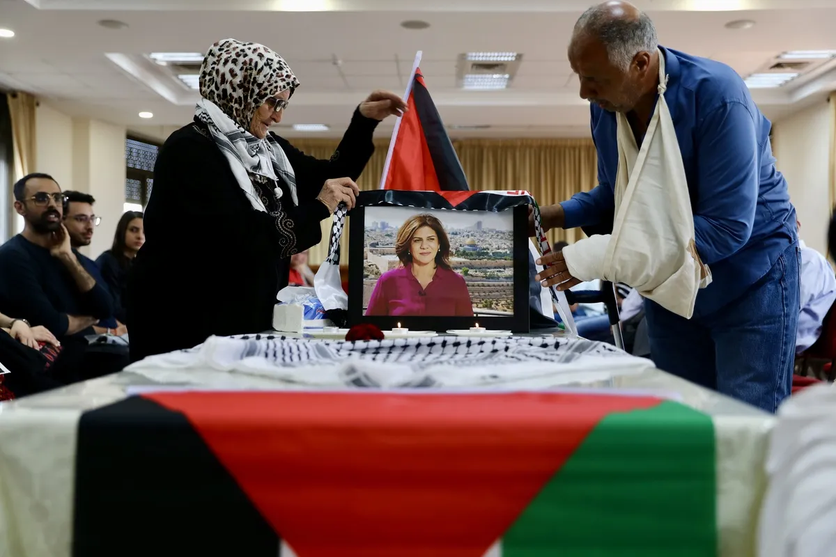 Palestinos participam de um evento de condolências realizado em uma igreja para a jornalista da Al Jazeera Shireen Abu Akleh, que foi morta pelas forças israelenses durante um ataque em Jenin, Cisjordânia, em 12 de maio de 2022, em Jerusalém Oriental [Mostafa Alkharouf/Agência Anadolu]

