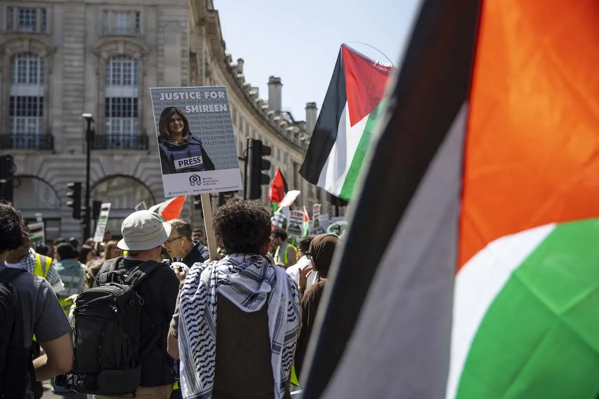 Cartazes denunciam o assassinato de Shireen Abu Akleh, jornalista da Al Jazeera, por um franco-atirador israelense, na Cisjordânia ocupada, em meio às manifestações do 74° aniversário da Nakba, em Londres, Reino Unido, 14 de maio de 2022 [Rasid Necati Aslim/Agência Anadolu]
