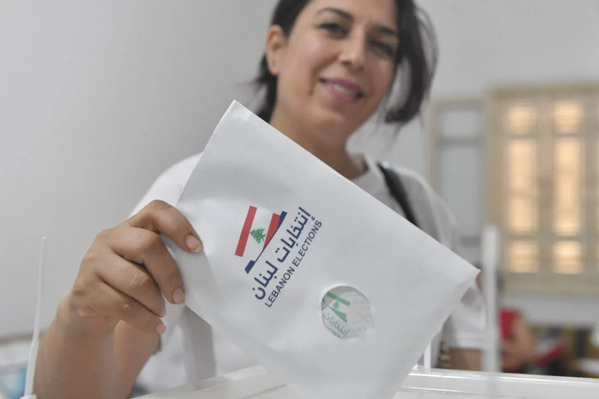 As pessoas votaram em uma assembleia durante as eleições gerais em Beirute, Líbano, em 15 de maio de 2022 [Houssam Shbaro/Agência Anadolu]