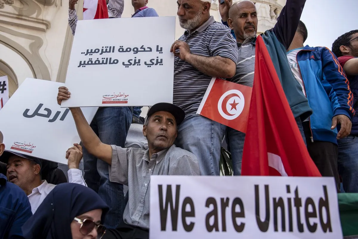 Um grupo de pessoas se reúne do lado de fora do Teatro Municipal para protestar contra o presidente tunisiano, Kais Saied, em Túnis, Tunísia, em 15 de maio de 2022 [Nacer Talel/Agência Anadolu]