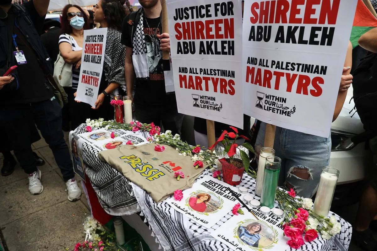 Centenas de pessoas estão reunidas em Bay Ridge, no Brooklyn, em Nova Iorque, Estados Unidos, em 15 de maio de 2022, para protestar em apoio aos palestinos e homenagear a jornalista palestina-americana Shireen Abu Akleh, que foi morta por soldados israelenses no em Jenin, na Cisjordânia, Palestina [Tayfun Coşkun/Agência Anadolu]
