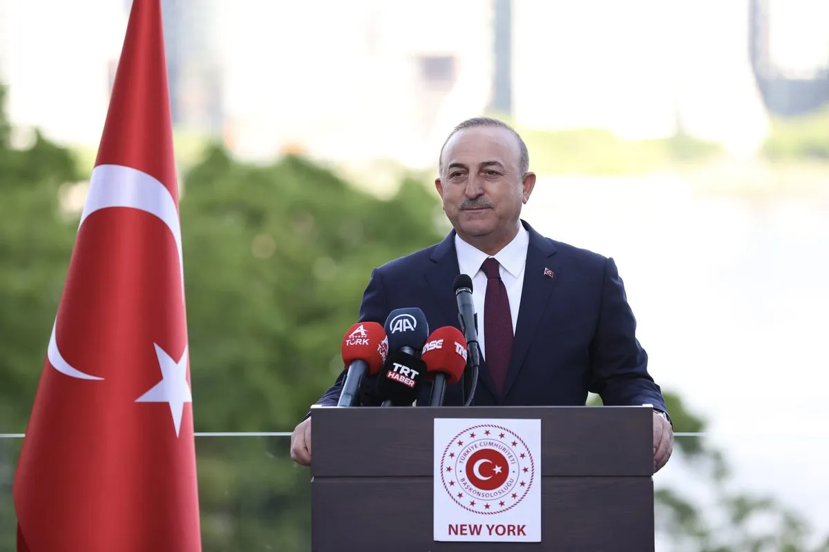 O ministro das Relações Exteriores da Turquia, Mevlut Cavusoglu, em 17 de maio de 2022 [Fatih Aktaş/Agência Anadolu]
