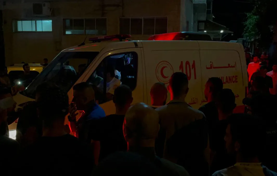 Palestinos carregam o corpo do garoto palestino de 15 anos Zaid Muhammad Said Ganim, morto a tiros pelas forças israelenses, em 27 de maio de 2022, em Belém, Cisjordânia [Hisham K. K. Abu Shaqra/Agência Anadolu]