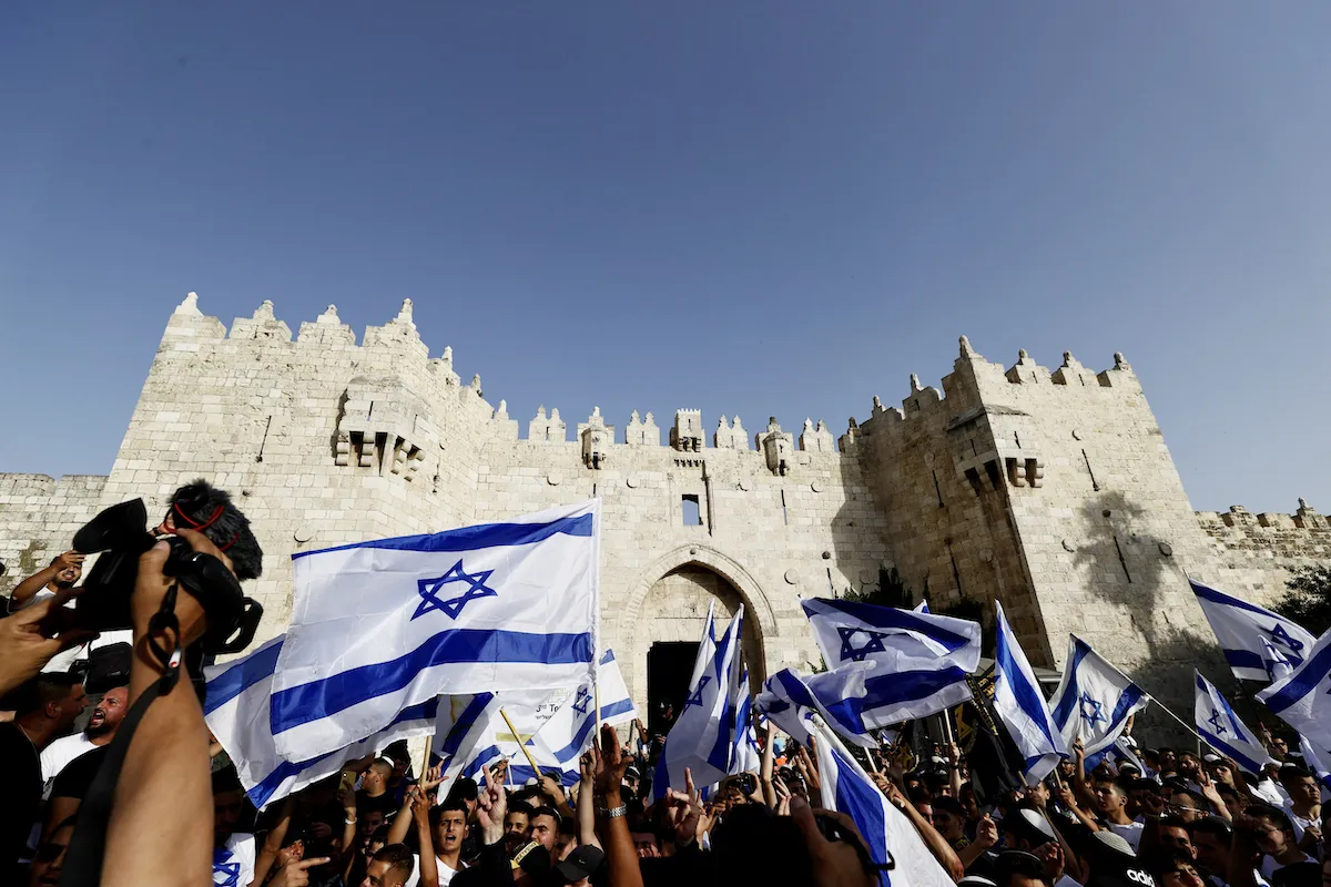 Colonos judeus fanáticos se reúnem ao redor do Portão de Damasco em Jerusalém Oriental para a "Marcha da Bandeira", em 29 de maio de 2022, em Jerusalém [Mostafa Alkharouf/Agência Anadolu]
