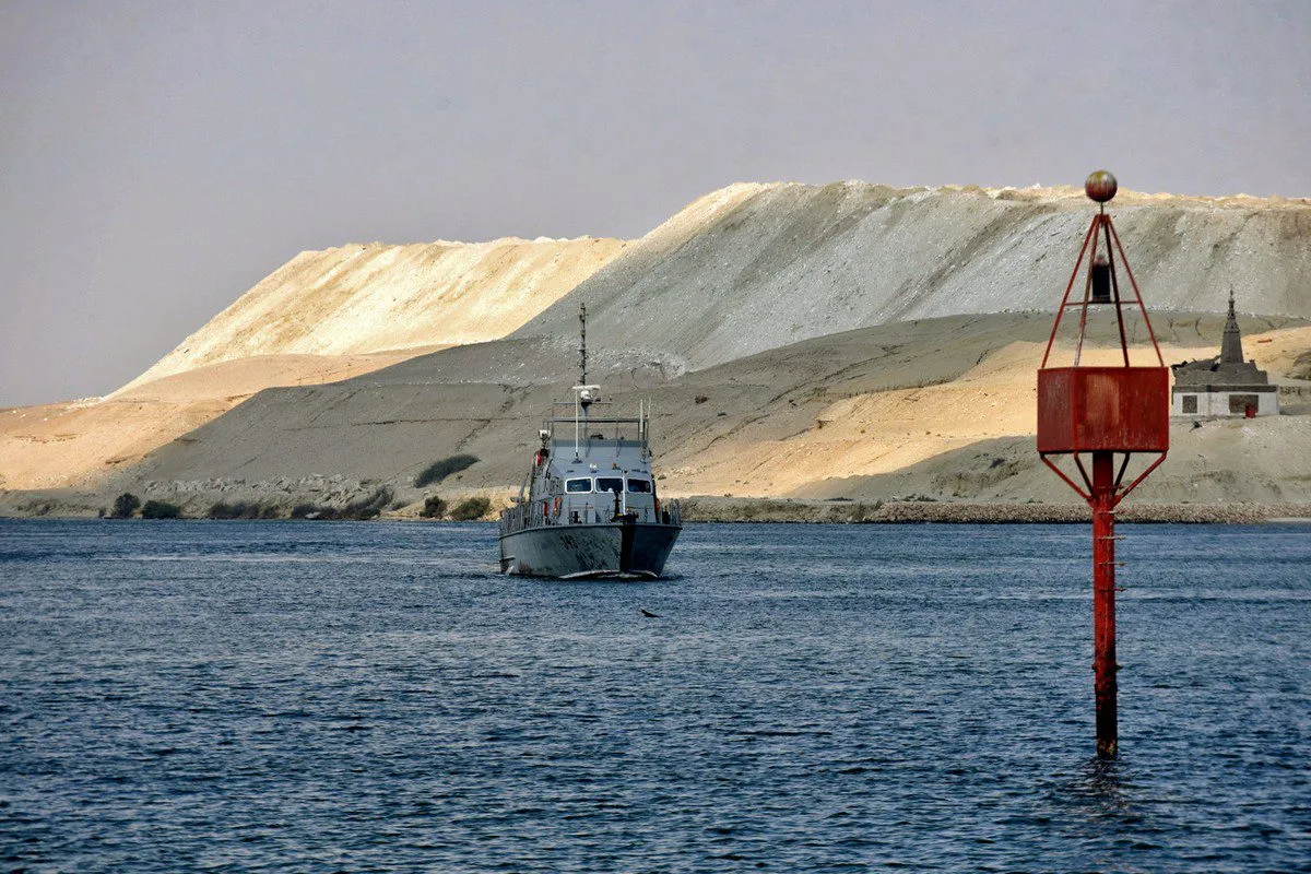 Marinha do Egito monitora retomada da navegação em Suez, em 30 de março de 2021 [Tarek Wajeh/AFP/Getty Images]