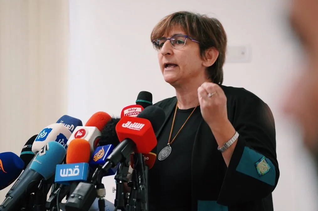 Sahar Francis, diretora de longa data da Addameer, defensora de direitos humanos e advogada, acabou de ser proibida de embarcar em um avião para os EUA enquanto se dirigia ao Fórum Social Mundial no Novo México [@Addameer/Twitter]
