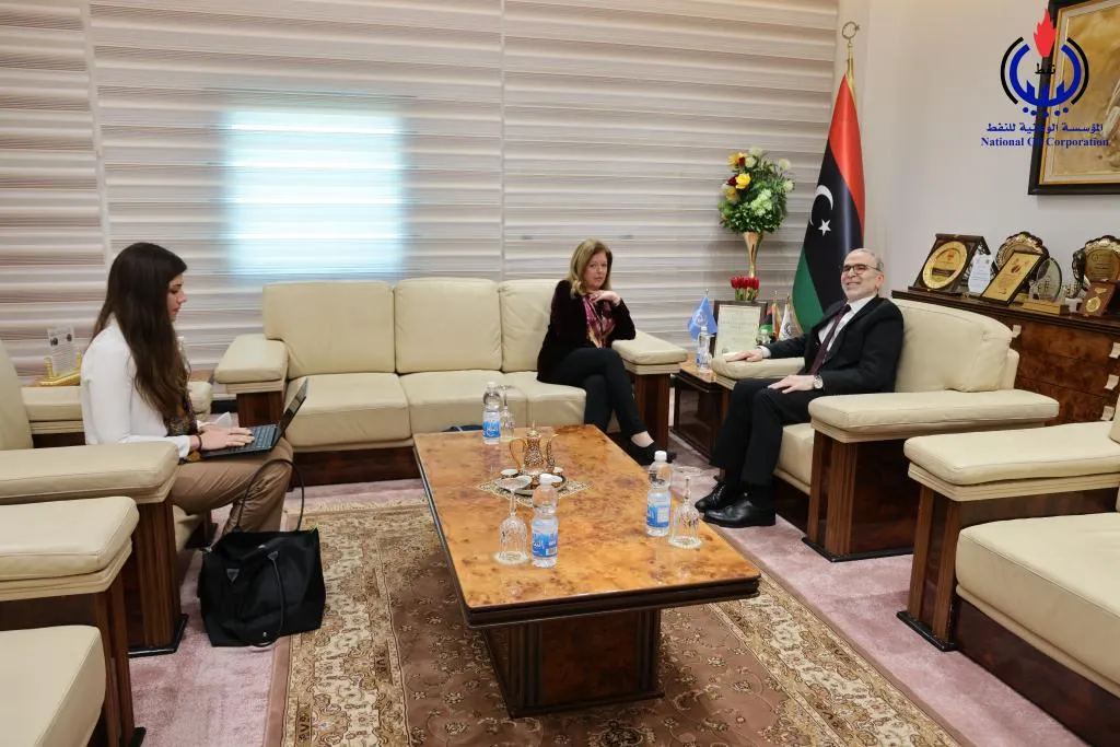 Stephanie Williams, assessora especial da Secretaria Geral das Nações Unidas sobre a Líbia, encontra-se com Mustafa Sanallah, presidente da Corporação Nacional de Petróleo da Líbia, em Trípoli, 9 de maio de 2022 [SASGonLibya/Twitter]
