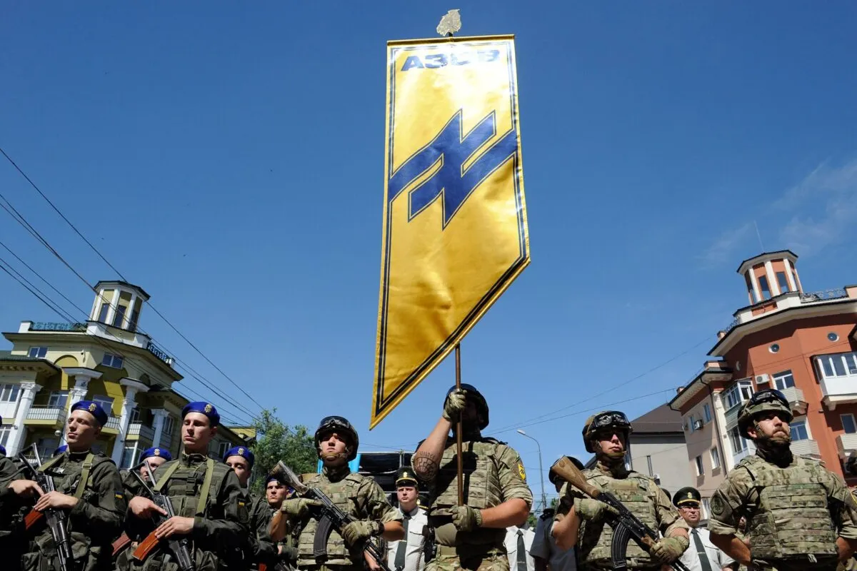 Militares do regimento "Azov" e da Guarda Nacional Ucraniana (NGU) marcham pela cidade de Mariupol enquanto participam de um desfile para marcar o 5º aniversário da libertação da cidade dos rebeldes apoiados pela Rússia, em 15 de junho de 2019 [Evgeniya Maksmova/AFP via Getty Images]